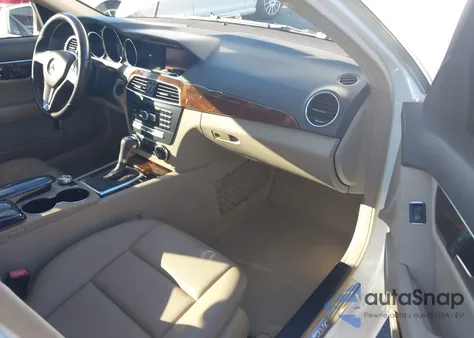 2013 Mercedes-Benz C 300 Sport 4Matic z USA, uszkodzony, nr VIN WDDGF8AB4DR270996